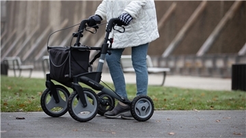 Frau an Rollator