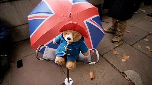 Viele Menschen haben nach dem Tod der Queen Paddington-Plüschtiere vor dem Buckingham Palast abgelegt.