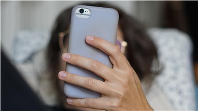 Viele Menschen können ihr Handy nicht mehr aus der Hand legen. 