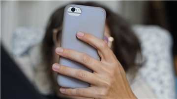 Viele Menschen können ihr Handy nicht mehr aus der Hand legen. 