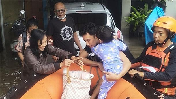 18 Tote bei schweren Überschwemmungen auf Bali und Flores Viele Menschen mussten mit Boote in Sicherheit gebracht werden.