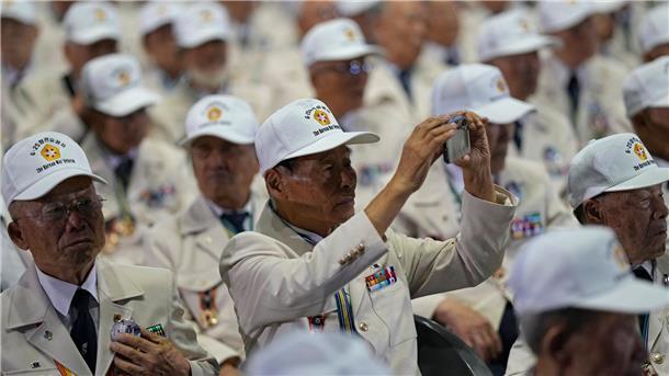 Nordkorea: Massenkundgebungen gegen die USA Viele Menschen nahmen an der Zeremonie zum 73. Jahrestag des Ausbruchs des Koreakriegs teil.