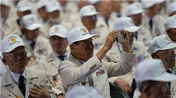 Viele Menschen nahmen an der Zeremonie zum 73. Jahrestag des Ausbruchs des Koreakriegs teil.
