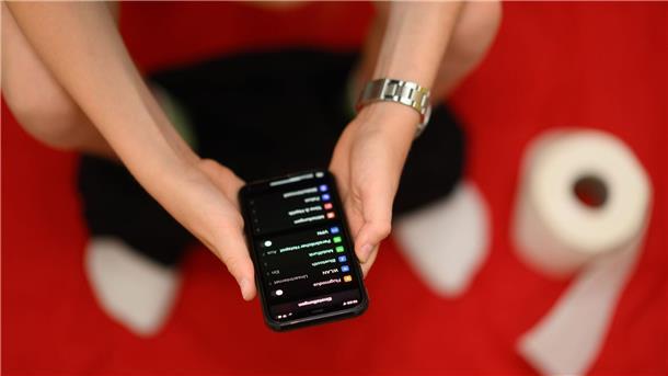 Besser ohne Handy aufs Klo Viele Menschen schauen auf dem Klo aufs Handy und vergessen dabei die Zeit.
