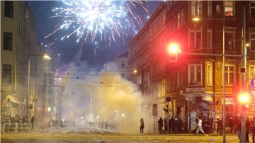 Viele Menschen sind laut einer Umfrage keine Fans vom großen Böllern und Raketenzünden an Silvester.