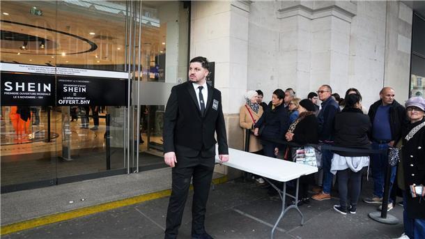 Viele Menschen standen vor der Eröffnung stundenlang Schlange.