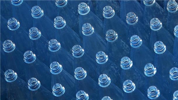 Wie man Plastik-Teilchen umgehen kann Viele Menschen trinken aus solchen Plastikflaschen.