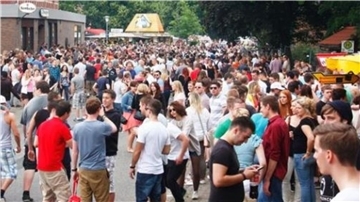Viele Menschen und Partystimmung - das passt zum Frühtanz in Steinau.