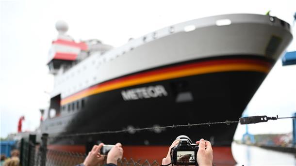Neues Schiff für die Forschung Viele Menschen wollten einen Blick auf das neue Schiff werfen.