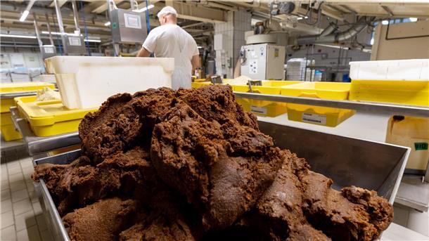 Lebkuchen-Hersteller im Backstress - bald startet Verkauf Viele Menschen wundern sich jedes Jahr erneut über den frühen Verkaufsstart von Weihnachtsspezialitäten.