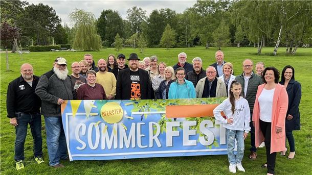 Viele Menschen ziehen engagiert an einem Strang, um ein tolles Sommerfest auf die Beine zu stellen. Mit dabei ist auch Georgia Balke, die Gewinnerin der Casting-Show "The Voice Kids" (vorne neben Bürgermeisterin Gabi Kasten).