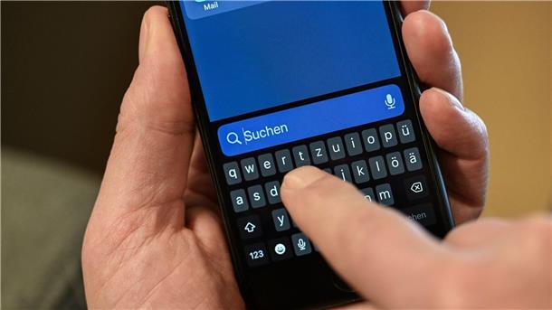So nutzen Babyboomer die Medien Viele Menschen zwischen 55 und 75 Jahre nutzen Smartphones.