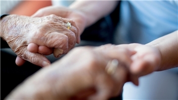 Viele Pflegebedürftige werden von Angehörigen gepflegt. Eine Schulung im Nestwerk Hagen bietet dabei Unterstützung.