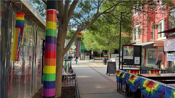 Viele Restaurants, Bars, Geschäfte und Vorgärten sind während der Worldpride mit Regenbogenflaggen dekoriert. 