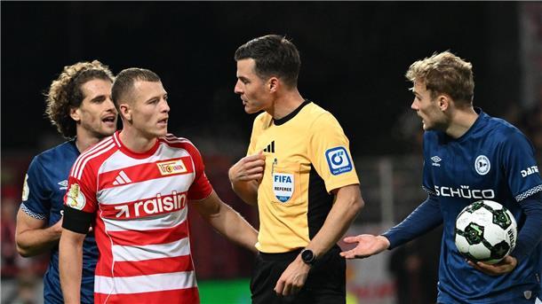 Tradition trifft Moderne: Der Pokal im Videobeweis-Dilemma Viele Schiedsrichter, hier Harm Osmers, standen in der zweiten Pokal-Runde im Fokus.