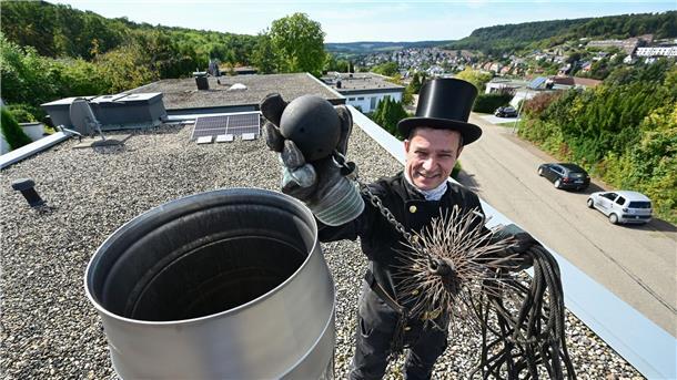Moderne Schornsteinfeger fegen nicht mehr nur im Kamin Viele Schornsteinfeger sind längst ausgebildete Energieberater.
