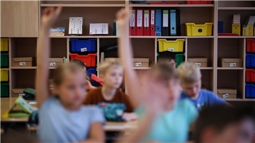 Drittklässler melden sich während einer Schulstunde.