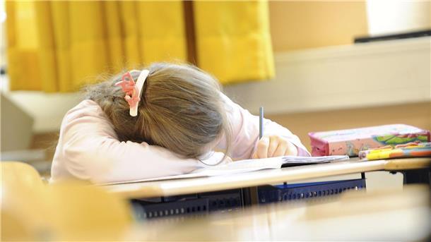 Viele Schulkinder kennen Einsamkeit Viele Schülerinnen und Schüler kennen das Gefühl, erschöpft zu sein, wie eine neue Umfrage zeigt.