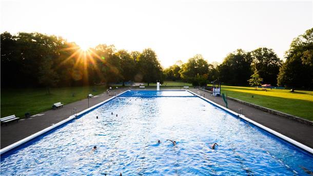 Viele Schwimmbäder sind in die Jahre gekommen, Sanierungs- und Energiekosten belasten die Kommunen. Der Initiative Bäderallianz schlägt einen bundesweiten Schwimmbadplan mit großen Investitionen vor. 