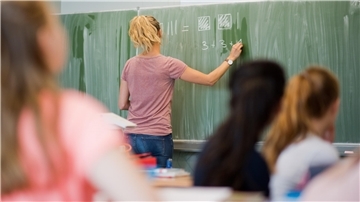 Lehrerin an der Tafel
