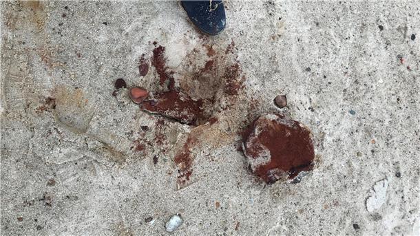 Viele Spaziergänger haben sich schon gefragt, was das sein könnte: Die Klumpen zerfallen recht leicht und liegen überall als größere Brocken oder kleinere Steine am Duhner Strand.
