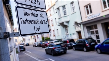 Hinweisschild am Straßenrand auf das Anwohnerparken