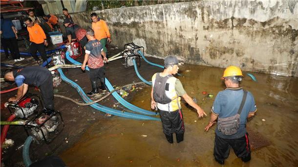 Viele Straßen in der Hauptstadt Denpasar wurden überschwemmt.
