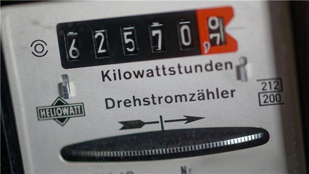 Viele Stromkunden in der Grundversorgung müssen ab Januar weniger bezahlen. Grund sind vor allem gesunkene Beschaffungskosten. (Symbolbild)