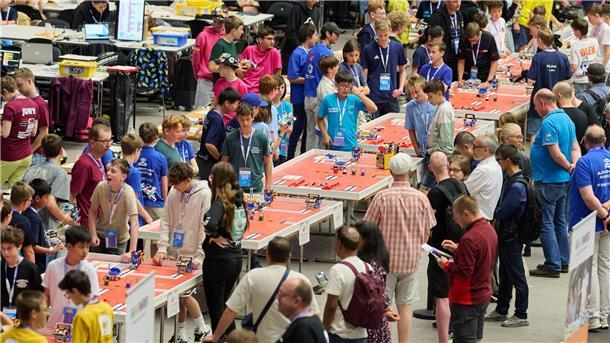 Wettstreit mit Robotern Viele Teams treten gegeneinander an.