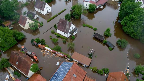 Viele Teile Süddeutschlands haben mit Überschwemmungen zu kämpfen - so auch Dinkelscherben im schwäbischen Landkreis Augsburg.