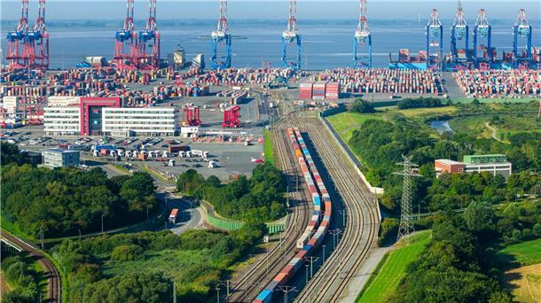Viele Waren, die per Schiff ankommen, werden mit Zügen weitertransportiert. (Archivbild)