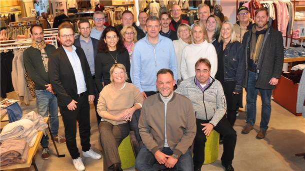 Viele WIR-Mitglieder folgten der Einladung zur Jahreshauptversammlung. Sitzend von links der Vorstand mit der stellvertretenden Vorsitzenden Sabrina Kosch, dem ersten Vorsitzenden Hendrik Grafelmann und dem Kassenwart Matthias Otten - unmittelbar dahinter die Ausschuss-Mitglieder Melanie Blank (von links), Clemens Kullik und Rieke Grafelmann-Decknatel.