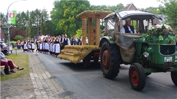 Viele Zuschauer beim Anderlinger Erntefest hatten viel zu sehen und viel Spaß beim großen Umzug durch das Dorf. Foto 