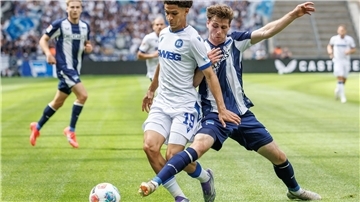 Viele Zweikämpfe im Mittelfeld bei Hertha gegen Karlsruhe. 