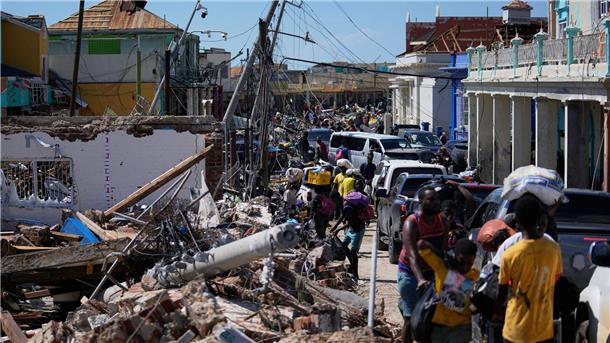 Jamaika nach Hurrikan „Melissa“: „Apokalyptische“ Zustände Vielerorts blockieren Trümmer die Straßen.
