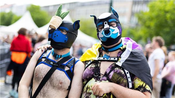 Tausende bei Christopher Street Day in Hannover Vielfältig und bunt - so feierten Tausende queerer Menschen in Hannover.