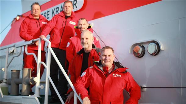 Vier hauptamtliche und ein freiwilliger Seenotretter der DGzRS-Station Cuxhaven (von links): Ralf Sarközy, Kai Schöps, Keno Pelz, Jens Gralfs und der 1. Vormann Holger Wolpers.