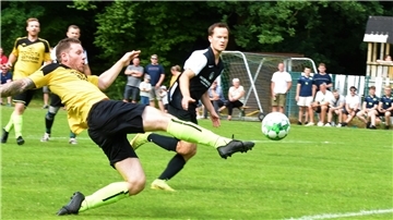 Vier Herrenmannschaften jagen aktuell bei der SG Wehden/Debstedt dem Ball nach. Christian Zimmermann (links) ist Torjäger beim Kreisliga-Team der SG.