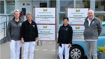 Vier Köpfe, vier Praxisschilder: Dr. Nina Brümmer (von links) und Corinna Gott werden in ihrer Hausarztpraxis künftig von Cristina M. Koslowski und Ulrich Nawrath in der Patientenversorgung unterstützt.