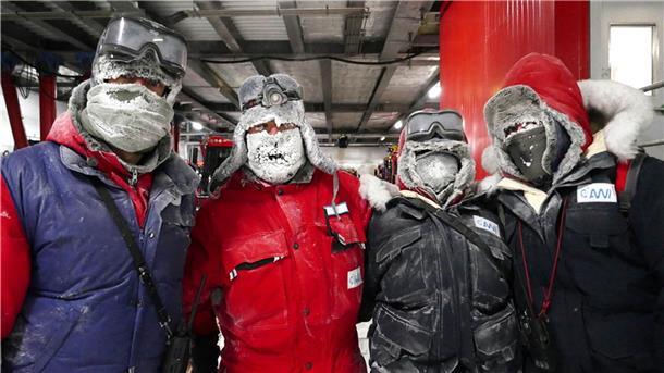 Vier Menschen aus dem Schnee: Während in Deutschland die Menschen schwitzen, arbeiten die Überwinterer in der Antarktis auf der Neumayer-Station bei Temperaturen unter minus 30 Grad.