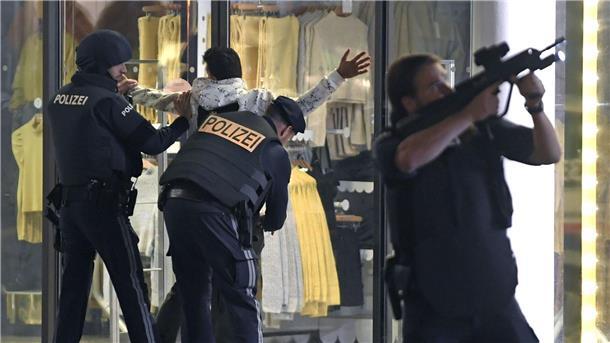 Lange Haftstrafen für vier Helfer des Wiener Attentäters Vier Menschen kamen bei dem Attentat am 2. November 2020 im Wiener Stadtzentrum ums Leben.