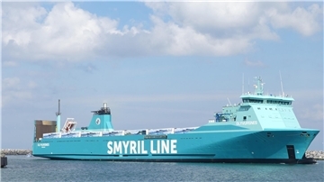 Der Frachter  „Glyvursnes" in Fahrt. 