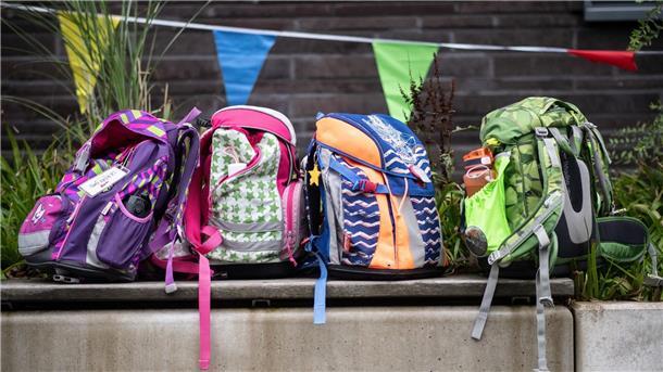 Kultusministerin für weniger Zeugnisnoten an Grundschulen Vier Schulranzen stehen bei einer Einschulung in einer Grundschule auf einer Bank.