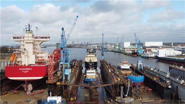 Vier Schwimmdocks befinden sich am Werftstandort im Fischereihafen. Was fehlt, sind Liegeplätze an der Kaje.