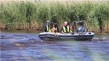 Vier speziell ausgebildete Spürhunde und ihre Hundeführer waren am Donnerstag abwechselnd auf der Oste im Einsatz.