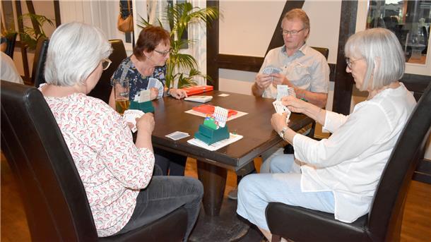 Vier Spieler und 52 Karten bilden die Basis für Bridge.
