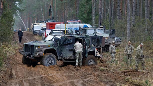Militär sucht weiter nach US-Soldaten in Litauen Vier US-Soldaten waren nach einer Übung nicht mehr auffindbar und gelten als vermisst. Das litauische Militär und die Polizei hatten deshalb gemeinsam mit dem US-Militär eine Suchaktion gestartet.