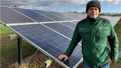 4 Hektar an der Bahn zwischen Geestenseth und Frelsdorf sind schon mit Solarmodulen bestückt. Klaus Poppe plant aber größer.