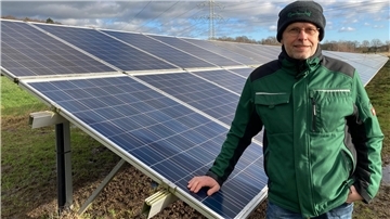 4 Hektar an der Bahn zwischen Geestenseth und Frelsdorf sind schon mit Solarmodulen bestückt. Klaus Poppe plant aber größer.