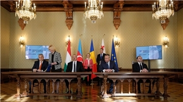 Viktor Orban, Ilham Aliyev, Nicolae Cicuae und Irakli Garbishvilli (v.l.n.r.). Hinten in der Mitte Ursula von der Leyen.